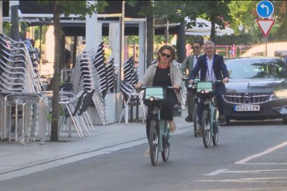 La ministra y vicepresidenta del Gobierno en su paseo en Bikibici eléctrica por Valladolid.-E. M.