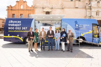 El alcalde de Medina del Campo, Guzmán Gómez, visita la oficina itinerante de Clece.- ICAL