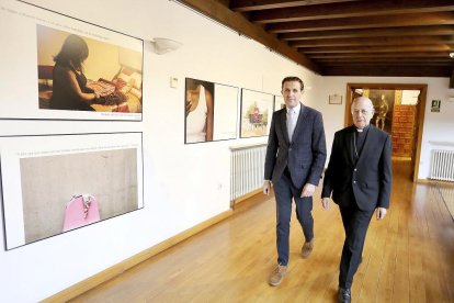 Conrado Íscar y Ricardo Blázquez en la galería del claustro del Palacio de Pimentel, que acoge la muestra.-EL MUNDO