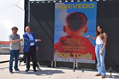 El alcalde Jesús Carnero y la concejal de Turismo, Blanca Jiménez, con el cartel del concierto de Quevedo, que actuará en Valladolid el día 22 de septiembre. - AYUNTAMIENTO DE VALLADOLID