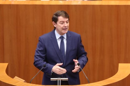 El presidente de la Junta, Alfonso Fernández Mañueco, durante el debate del investidura. ICAL