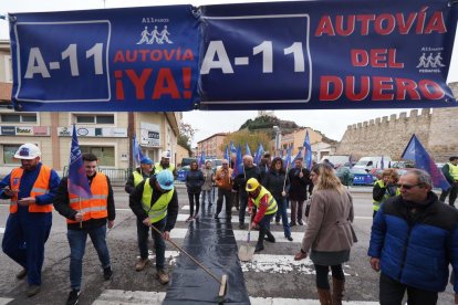 Recreación humorística del comienzo de las obras de la A-11 en Peñafiel. PHOTOGENIC