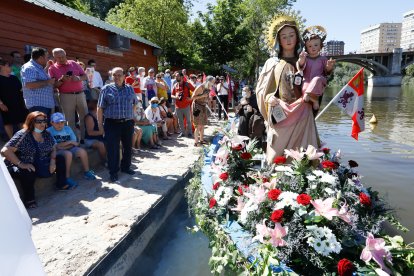 Procesión de la Virgen del Carmen por el Río. Juan Miguel Lostau