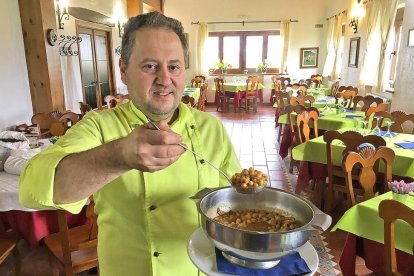 Daniel, con el cocido de garbanzos, en el comedor.-ARGICOMUNICACIÓN