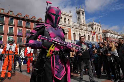 Desfile de cosplay en la Plaza Mayor de Valladolid por el Salón del Cómic y Manga XVII. -J.M. LOSTAU