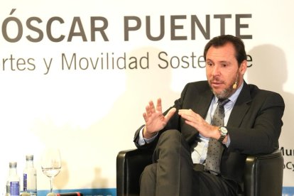 El ministro de Transportes y Movilidad Sostenible, Óscar Puente. Club de Prensa El Mundo - Conversaciones Políticas con Óscar Puente. -J.M. LOSTAU