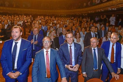 Óscar Puente, Florencio Carrera, Conrado Íscar, Emilio Álvarez y Antonio Largo, ayer, en la presentación de la programación de La 8 en el Teatro Calderón.-J. M. LOSTAU