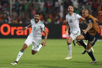 Riyad Mahrez celebra el gol con el clasificó a Argelia para la final de la CAN.-EPA/BACKPAGE