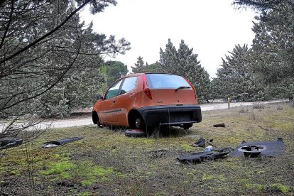 Vehículo abandonado cerca del Camino de los Arenales ayer, en los pinares de Aldeamayor de San Martín.-SANTIAGO