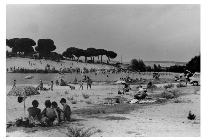 Bañistas en la playa del barrio Puente Duero en 1968.- ARCHIVO MUNICIPAL VALLADOLID