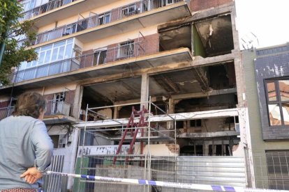 Estado del edificio de la calle Goya en Valladolid dos meses después de la explosión de gas.-J. M. LOSTAU