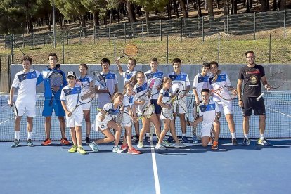 Jugadores y jugadoras de la Escuela Alberto Esguevillas, junto a los entrenadores, posan en la pista del Club Raqueta Valladolid.-PABLO REQUEJO