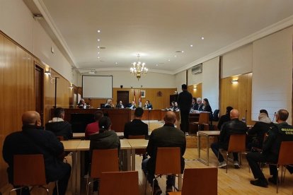 Los nueve condenados, de espaldas, durante la primera sesión del juicio de la operación 'Virgin VA' celebrada en la Audiencia de Valladolid. EP