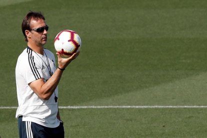 Julen Lopetegui, tecnico del Real Madrid, durante el entrenamiento del equipo este sábado en Valdebebas.-CHEMA MOYA (EFE)