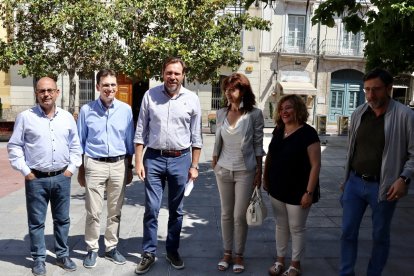 Puente con parte del los concejales del Grupo Socialista.-E. M.