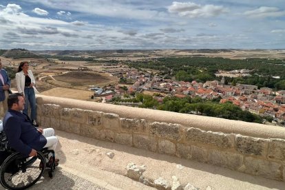 Francisco Sardón, presidente de la plataforma, visita la nueva remodelación del Castillo de Peñafiel. E.M.