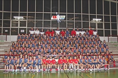 La gran familia del CBJuncos posa en el polideportivo de Torrelago, uno de los centros neurálgicos del baloncesto en Laguna de Duero.-CBJUNCOS