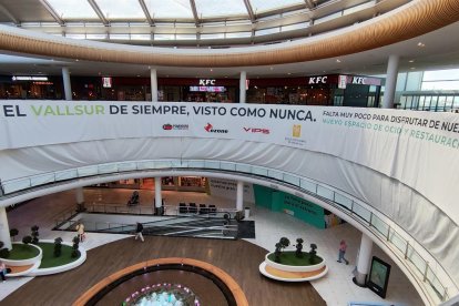 Cartel de la reforma de la nueva zona de restauración y ocio del centro comercial Vallsur - EP