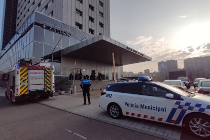 Policía y bomberos en el Duque de Lerma / E.M.