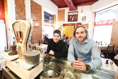 María Eugenia Martínez, Maru, cocinera del restaurante y dueña del mítico establecimiento, junto a Ismael Vaquero, jefe de sala.-PABLO REQUEJO