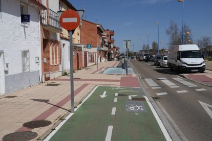 Carril bici en la calle Real en el barrio Puente Duero.- J.M. LOSTAU