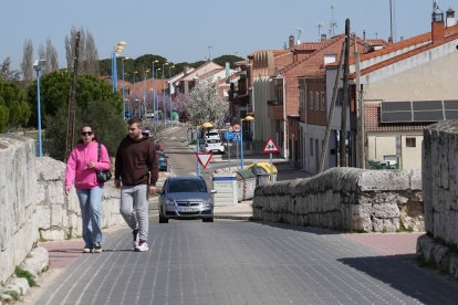 Puente sobre el Duero con la calle Real al fondo en el barrio Puente Duero.- J.M. LOSTAU