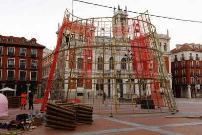 <p style="text-align: justify;">31 metros de altura de un árbol de Navidad adornarán la Plaza Mayor durante noviembre y Navidad para convertir el punto más icónico de la ciudad de Valladolid en el gran atractivo para sus vecinos y los turistas. Será el 24 de noviembre cuando la estructura encienda su iluminación y así convertir su entorno en una de los mejores puestas en escena navideñas del panorama nacional.</p>