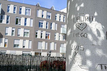 JUAN MIGUEL LOSTAU. 19/04/2023. VALLADOLID. COMUNIDAD DE CASTILLA Y LEÓN. BARRIO PINAR DE JALÓN. MENSAJE DE AMOR EN UN ÁRBOL JUNTO AL CANAL DEL DUERO