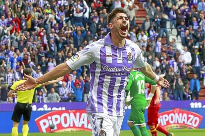 El extremo blanquivioleta Waldo celebra ante el Getafe el gol que después le fue anulado.-J.M. LOSTAU