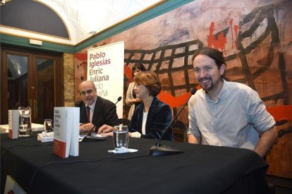 Iglesias y Juliana, en la presentación de Nudo España, esta tarde, en el Teatro Principal-ÁNGEL DE CASTRO