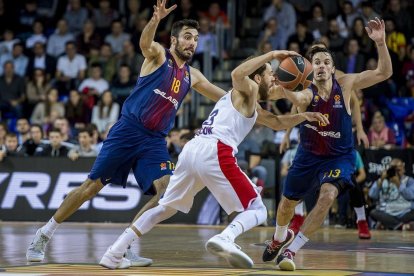 Los azulgranas Oriola y Heurtel presionan a Nacho Rodríguez, base del CSKA, en el partido de Euroliga jugado el pasado enero /-JORDI COTRINA
