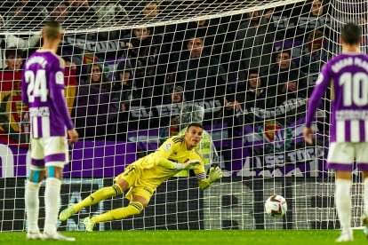 Masip adivina la trayectoria del penalti ejecutado por Aspas. / RVCF
