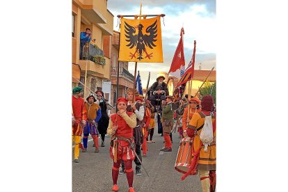 ‘Carlos V’ recorre las calles de Valdestillas subido en su silla de transporte, en la anterior edición.-EL MUNDO