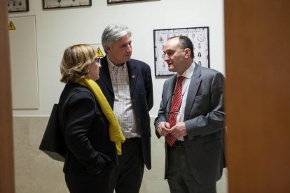 El rector de la Universidad de Valladolid, Daniel Miguel San José, charla con el que será nuevo vicerrector del Campus de Soria, Joaquín García Medall (C)-ICAL