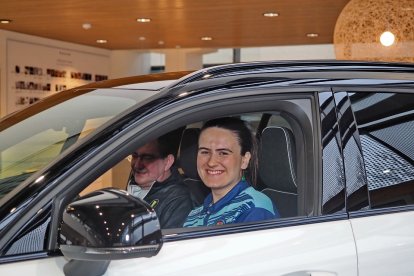 Marcela Santos y Miguel Ángel Peñas, en un coche de Palausa-Volvo. / PHOTOGENIC