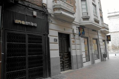 Entrada a la discoteca Mambo en la calle San Felipe Neri-Jonathan González