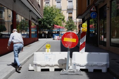 Corte de tráfico en el acceso a la plaza de Los Arces. -PHOTOGENIC