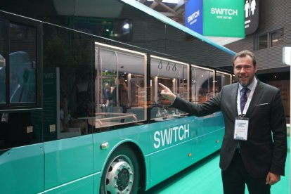 Óscar Puente señala el nuevo autobús eléctrico que Switch fabricará en Valladolid, el Switch e1. E. M.