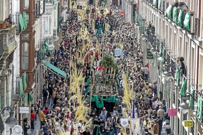 El paso de la 'Borriquilla' rodeado de palmas a su paso por la calle Platerias-M. Á. SANTOS