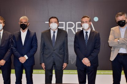 Presidente y directivos de Cajamar junto al ministro Luis Planas y el secretario general de Agricultura y Alimentación, Fernando Miranda, en la presentación de Plataforma Tierra. / EL MUNDO