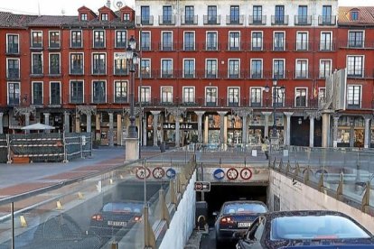 Entrada al parking de la Plaza Mayor.- E. M.