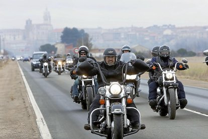 Un grupo de participantes en Motauros recorren las carreteras vallisoletanas. Imagen de archivo. / E. M.