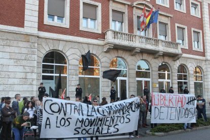 Grupos anarquistas de Palencia muestran su repulsa por las detenciones a dos compañeros y protestan delante de la subdelegación de Gobierno en Palencia-Ical