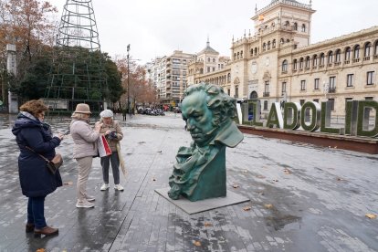 Réplica del galardón de los premios Goya en la plaza Zorrilla de Valladolid. -ICAL