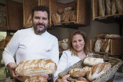 La pareja de panaderos en el obrador vallisoletano.-MIGUEL ÁNGEL SANTOS