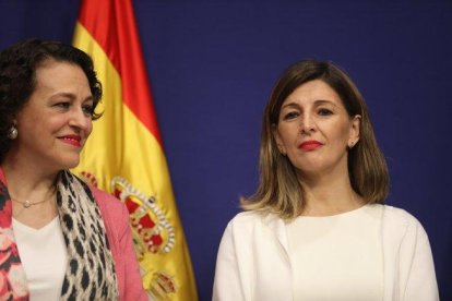 La ministra de Trabajo, Yolanda Díaz (d)  en su toma de posesión con Magdalena Valerio (i).-EUROPA PRESS