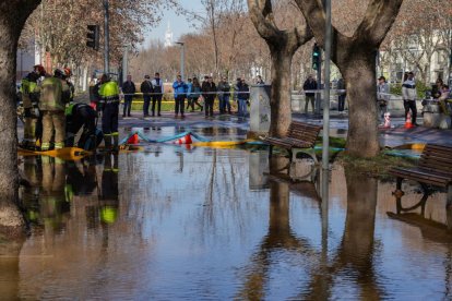 Inundación en el Paseo del Cauce por una rotura en el 'anillo mil' - J.M. LOSTAU