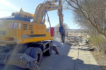 Un taladro retira el antiguo pavimento en una de las vías objeto de la segunda fase de regeneración urbana.-EL MUNDO