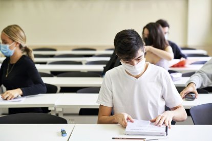 Algunos estudiantes en las instalaciones de la Universidad de Salamanca. / USAL