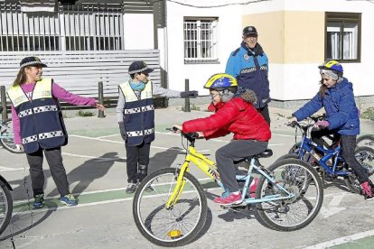 Los alumnos ponen en práctica las normas viales aprendidas en el aula multimedia.-J.M. Lostau